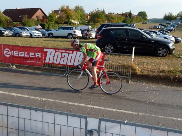 17:15 Uhr - Nico Boldt beim Charity Bike Cup in vor dem Ziel in Runde 5 17:15 Uhr - Nico Boldt beim Charity Bike Cup in vor dem Ziel in Runde 5