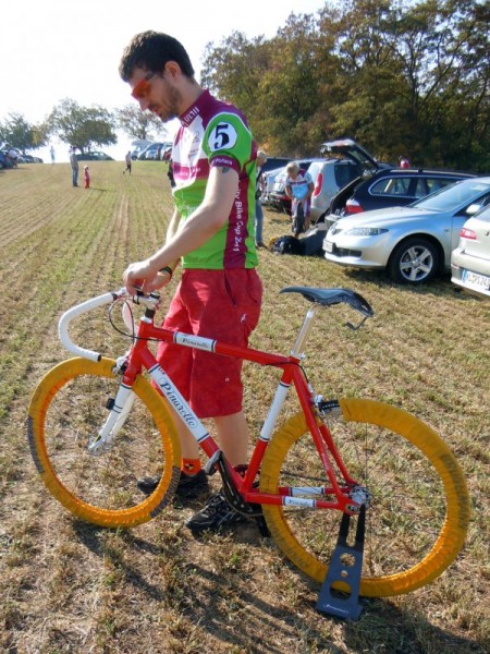 Nico Boldt bei den letzten Voebereitungen seines Pinarello lungavita für den Lila Logistik Charity Bike Cup 2011 Nico Boldt bei den letzten Voebereitungen seines Pinarello lungavita für den Lila Logistik Charity Bike Cup 2011