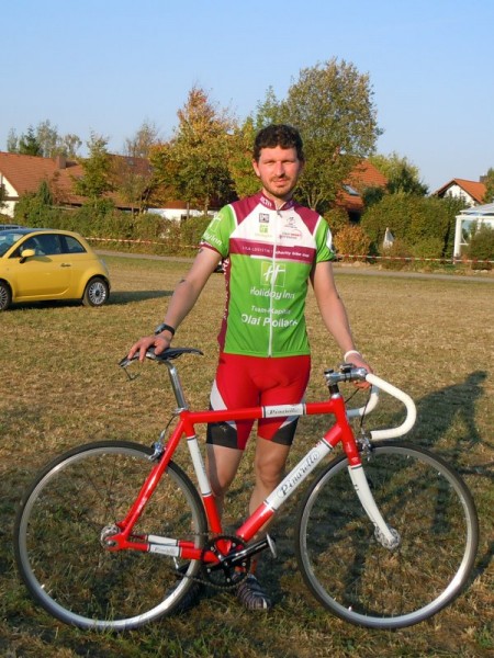 Nico Boldt mit seinem Pinarello Lungavita Fixie nach dem Charity Bike Cup 2011 Nico Boldt mit seinem Pinarello Lungavita Fixie nach dem Charity Bike Cup 2011